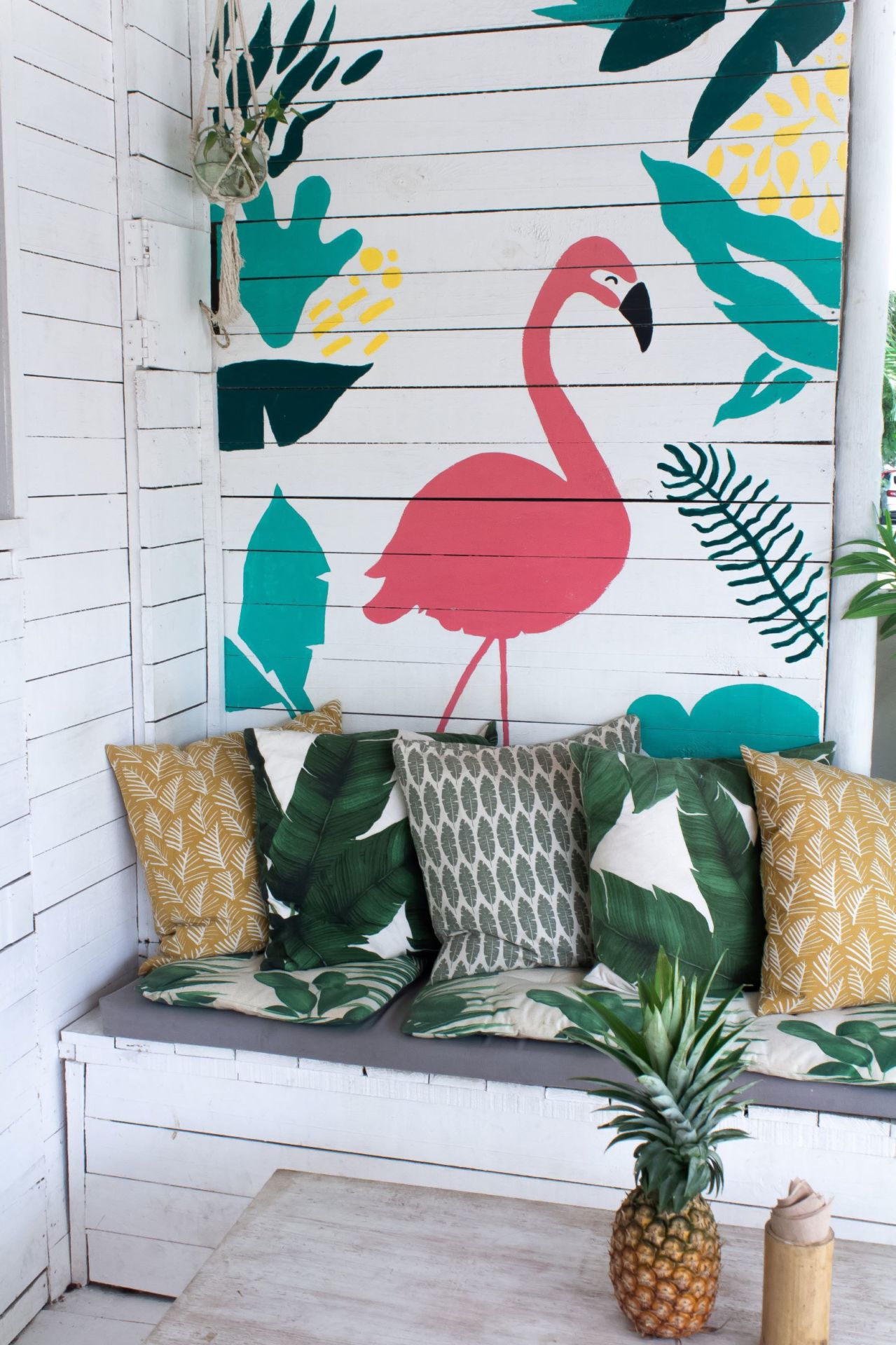 Aménagement patio bois palettes DIY Banquette bois DIY avec flamant rose peint
