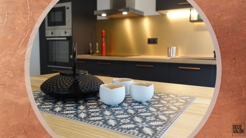 Cuisine noire et crédence en cuivre Decovalor Lyon