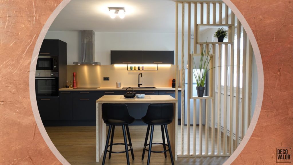 Cuisine noire et crédence en cuivre Decovalor Lyon