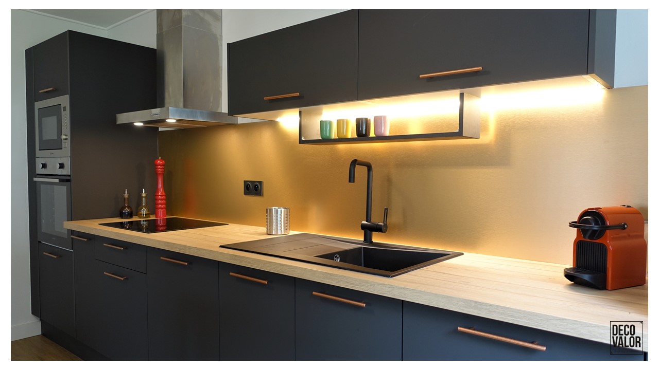 Cuisine noire et crédence en cuivre Decovalor Lyon