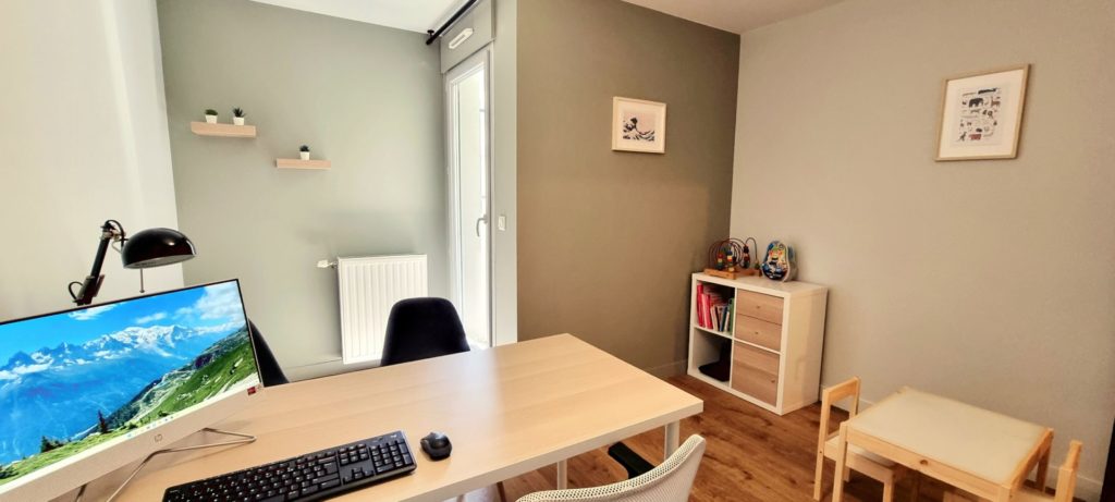 mur couleur vert bourrache et parquet bois